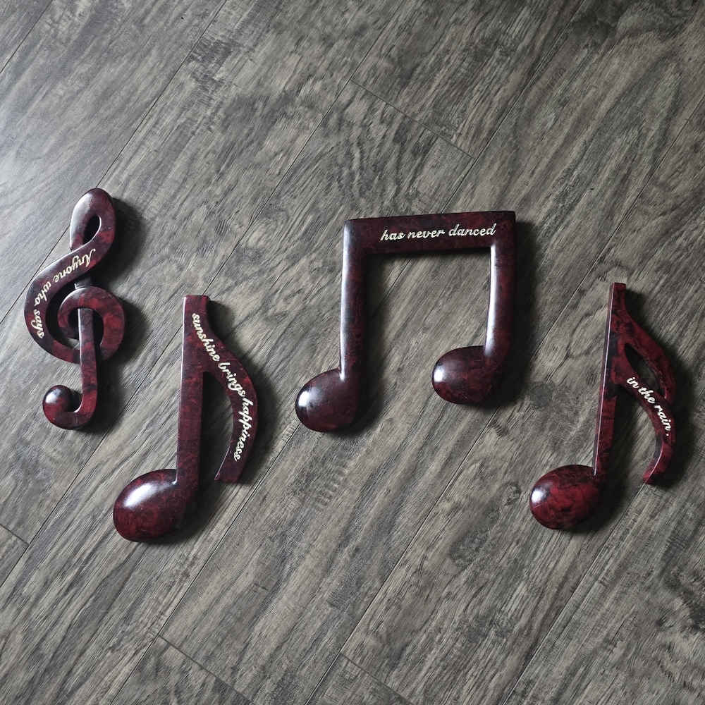 Red Musical Note Wall Decor Set
